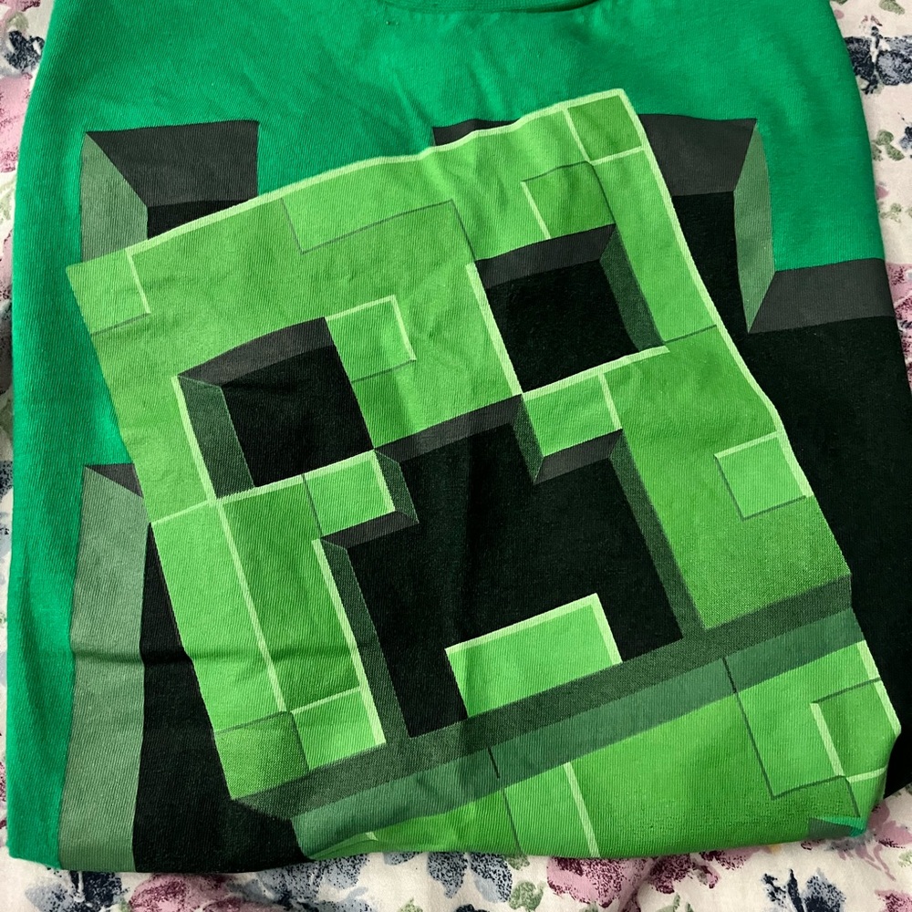 Boys Minecraft t-shirt size 10/12 new